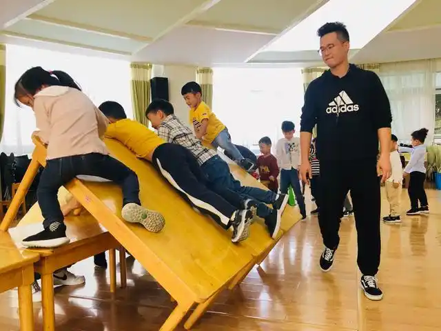 亲子体育游戏活动 660x440   58kb   jpeg