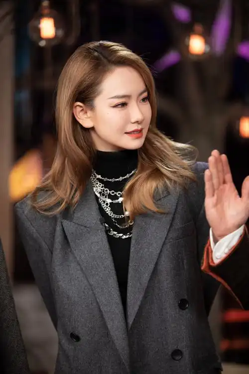 戚薇摩登卷发酷感写真图片69