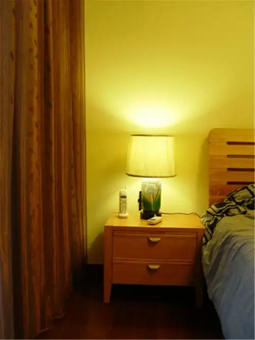 温馨卧室床头灯图片