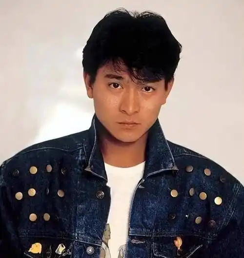 当初拼命工作的刘德华对初恋女友许下5年之约,而等来的却是女友的婚讯