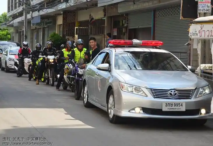 泰国警察开警车开道.jpg