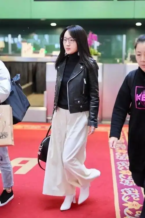 杨钰莹就只有158cm,身高在女生中并不算高,而且她也不像娱乐圈中那些