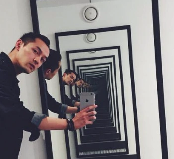 终于不发广告!胡歌罕见晒自拍:im back