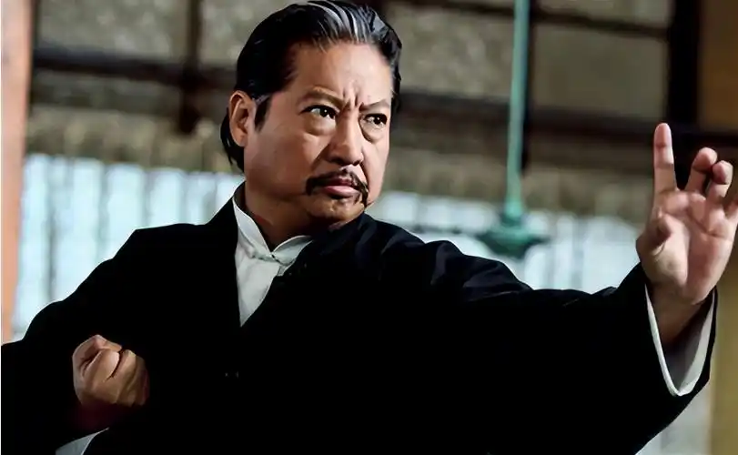 原创72岁洪金宝最新亮相满头白发老态龙钟怒批网友说成龙老不负责