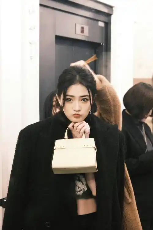 28岁徐璐真是人小鬼大,"上短下长"秀细腰长腿,嘟嘟嘴好可爱_黑色_面料