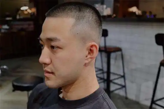 男生发型超短发铲两边是什么发型