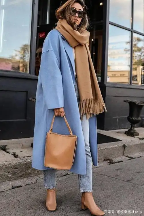 蓝色大衣 浅色牛仔裤 围巾 浅蓝色的大衣与卡其色也是超级搭,优雅显白