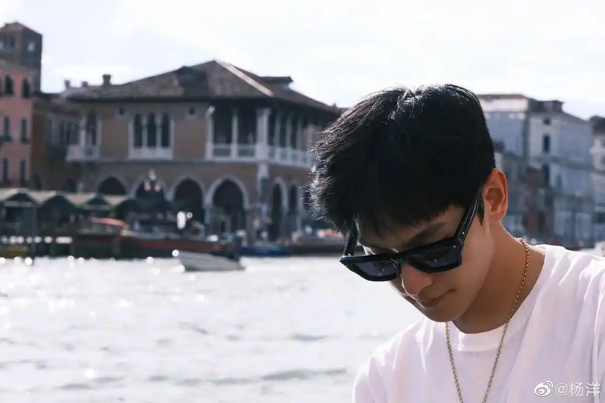 杨洋新图,新壁纸!#醒图 #杨洋 #杨洋壁纸##欢迎取图 # - 抖音