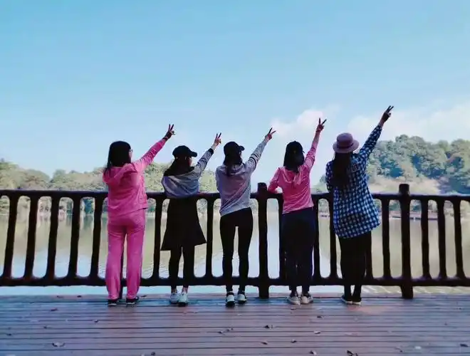 蓝宝石般的湖水,美,驻足停留下的背影. 湖畔很美,来个大合影.