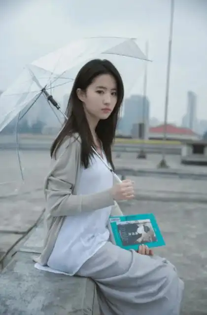 曝刘亦菲17岁面试小龙女素颜照,五官平平无惊艳感,被疑不像本尊_化妆