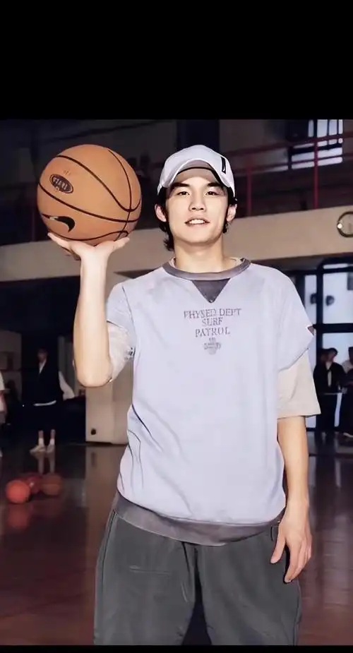 早期出道前后的周杰伦也是一枚小鲜肉,分享一些周杰伦早期的青涩照片