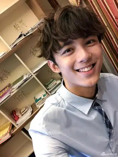 吴磊穿校服拍毕业照青春洋溢