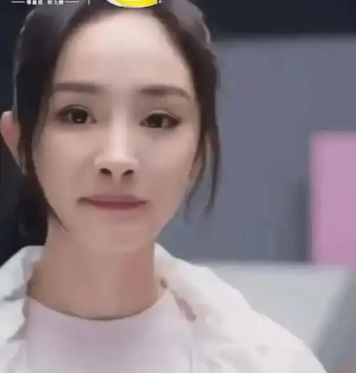 杨幂新片滤镜开过头五官模糊还瘪嘴鼻孔越来越抢眼