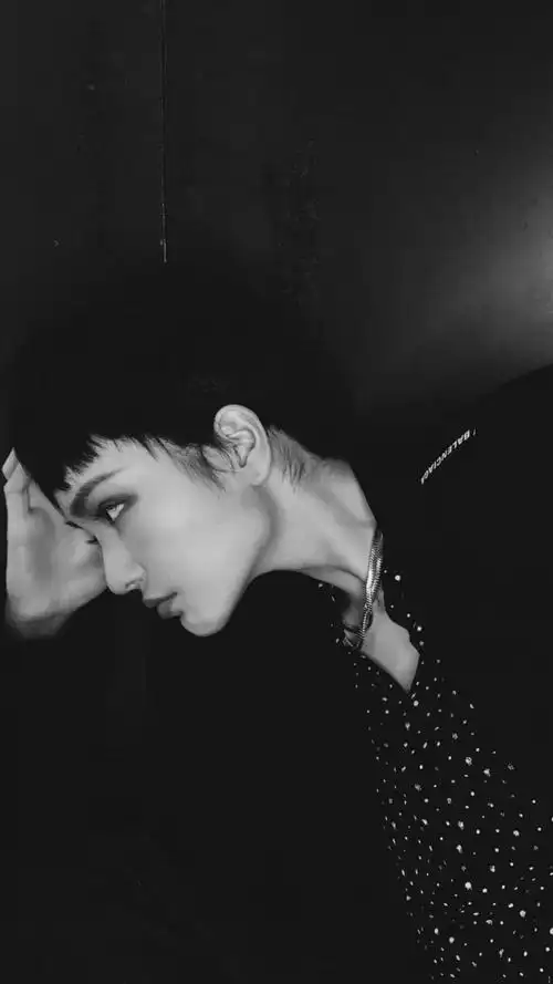 周扬青短发潇洒个性霸气迷人写真