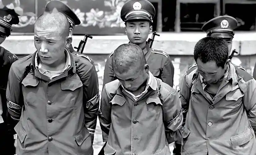 行刑开枪时犯人回头质问,自己当场吓瘫休了个月的假_刑场_死刑犯_笔者