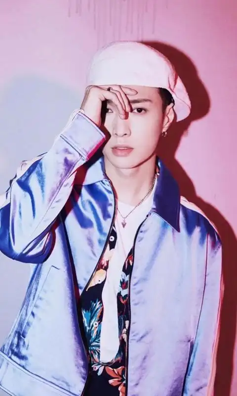 帅气型男张艺兴时尚写真最新2021抖音最火背景图片 彩色波浪线条背景