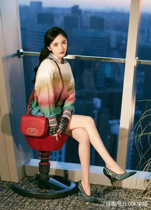 杨幂厉害了,彩虹色毛衣少女感十足,长腿配短裙美得过分