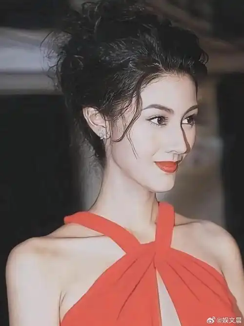 李嘉欣照片已经够迷人了,现实中得美成啥样啊