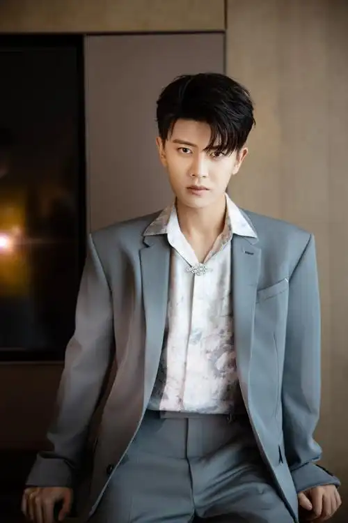 简介:任嘉伦水墨印染衬衫帅气西装写真,分享一组任嘉伦图片给大家,图