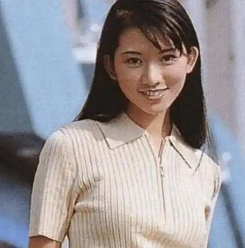 在年轻时,他是无数人心目中的偶像,照片中的李连杰看起来青春奋发