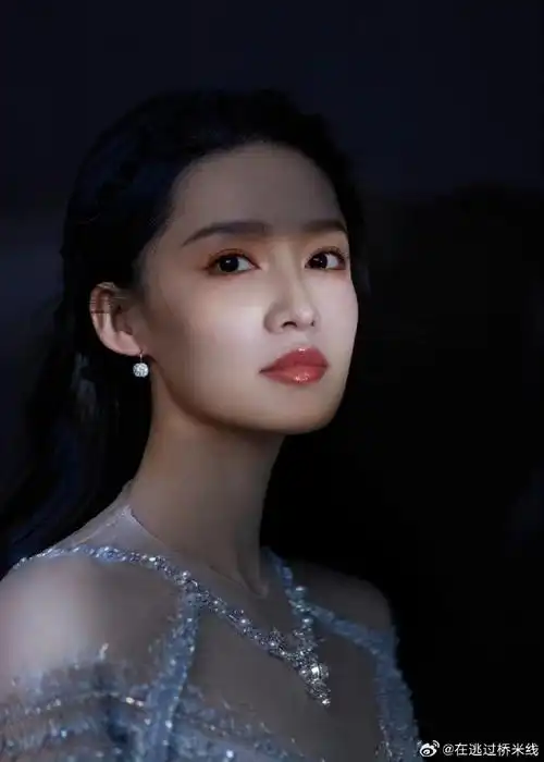 李沁好像深海人鱼公主##李沁波光钻闪裙