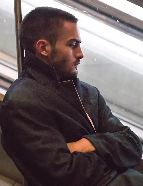 寸头肌肉男模aleksandarrusic代言armani内裤