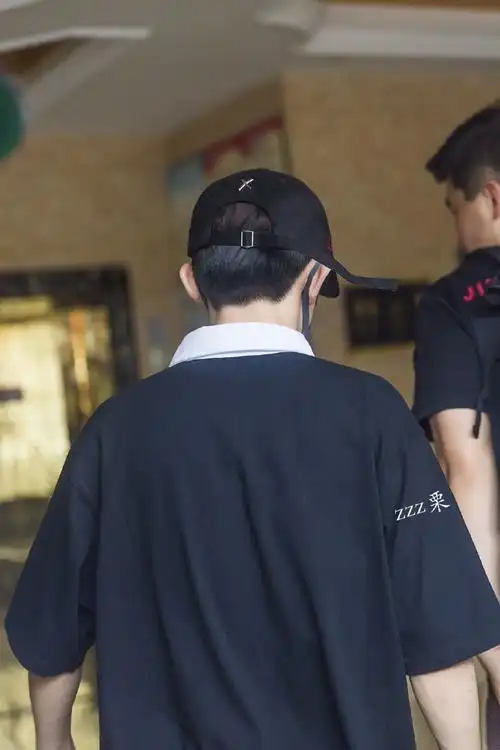 易烊千玺后脑勺系列