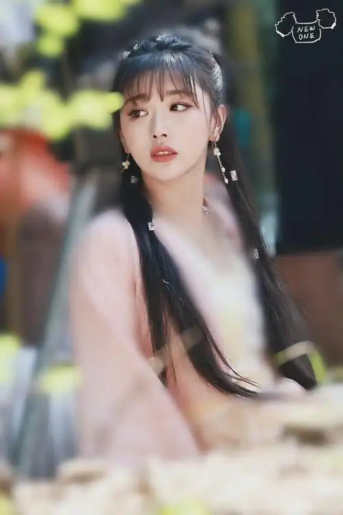 孔雪儿《明媒善娶》,三张图都好好康啊,感觉姐姐虽然训练八年