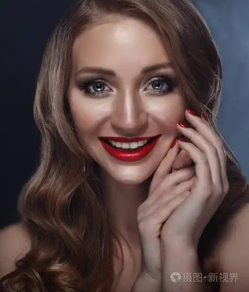 特写镜头肖像性感的微笑的高加索年轻女子模型与迷人的红色嘴唇, 明亮