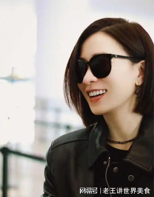 佘诗曼机场俏皮照曝光, 呼唤我们永葆童心|短发|荧幕_网易订阅