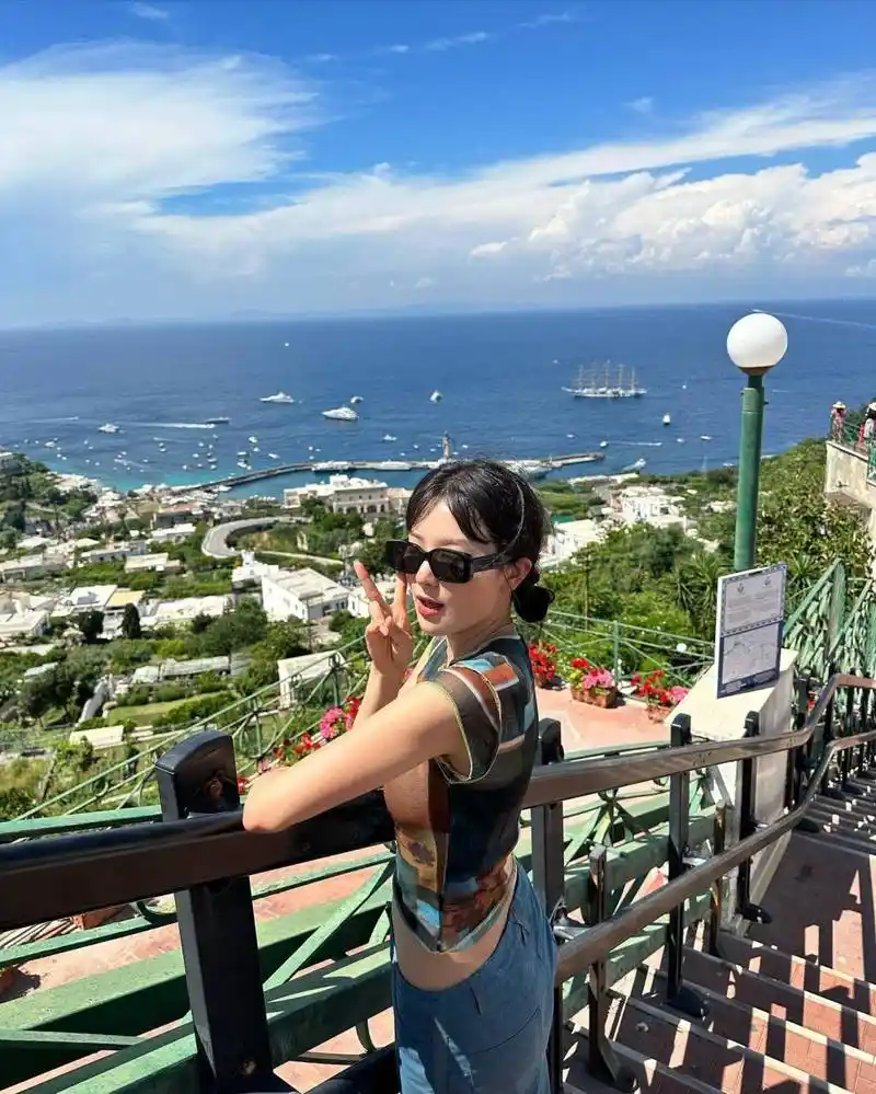 人美景美服装更美,韩国女星写意穿搭时尚写真#日常穿搭# #性感好身材