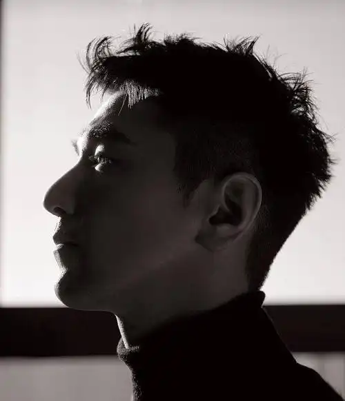 赵又廷黑白光影写真气质卓然五官分明线条如雕刻般令人沉沦