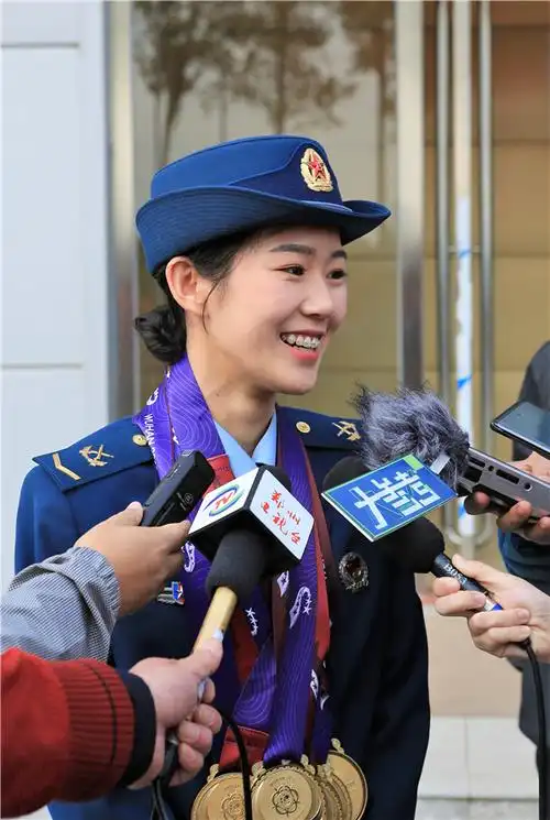 军运会跳伞"八冠王"邢雅萍载誉归来