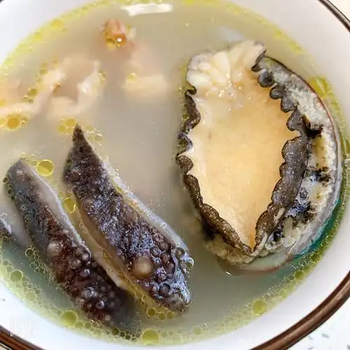 不敢吃的火气太大,上次去市场杀的鸡还有1/4,整了俩鲍鱼,一根海参,别