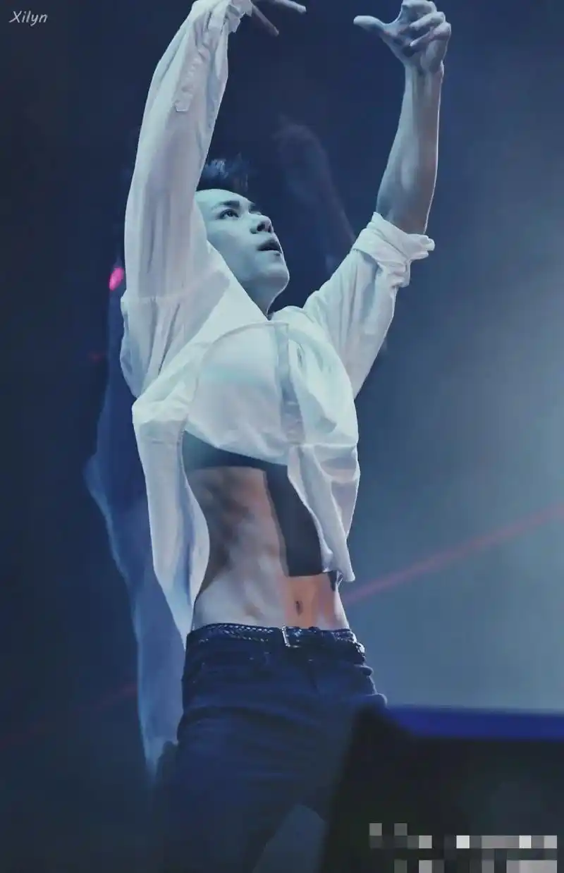 咳咳咳……不知道怎么看,怎么说…#易烊千玺 #易烊千玺腹肌杀