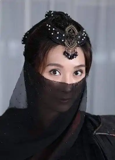 女星穿黑衣古装蒙面,蒋欣像个侠客,赵丽颖又美又神秘!