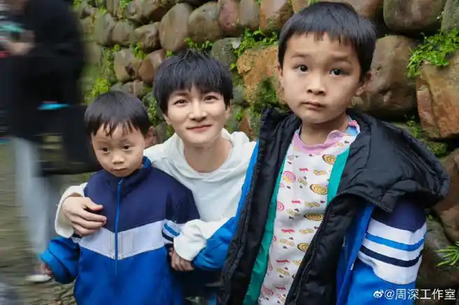 周深与小朋友##周深台下日常工作小碎片