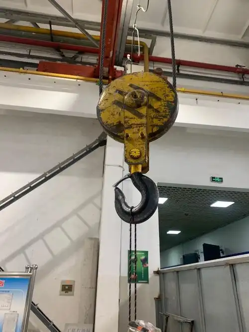 检查现场吊车,发现防脱钩失效