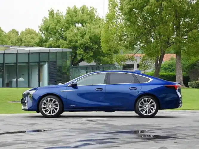 君越是别克品牌的一款中大型轿车,整体外观设计大气豪华,给人留下深刻