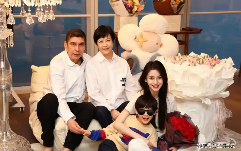 杨颖生日显落魄,杨幂倪妮明哲保身,黄晓明女友晒钻戒疑宣示主权_祝福