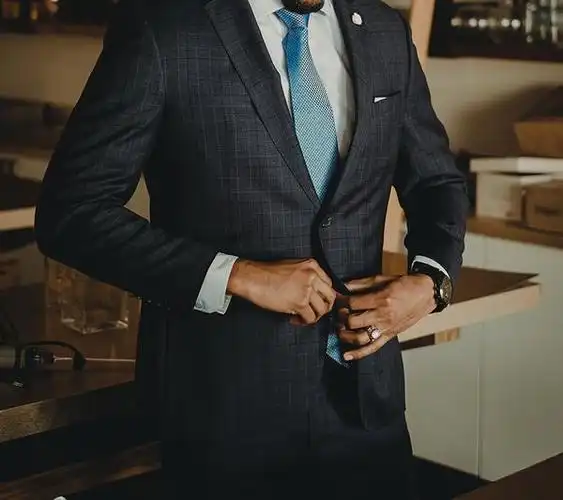 如何为男人选择一件合适的西装,既彰显睿智成熟,又有里有面