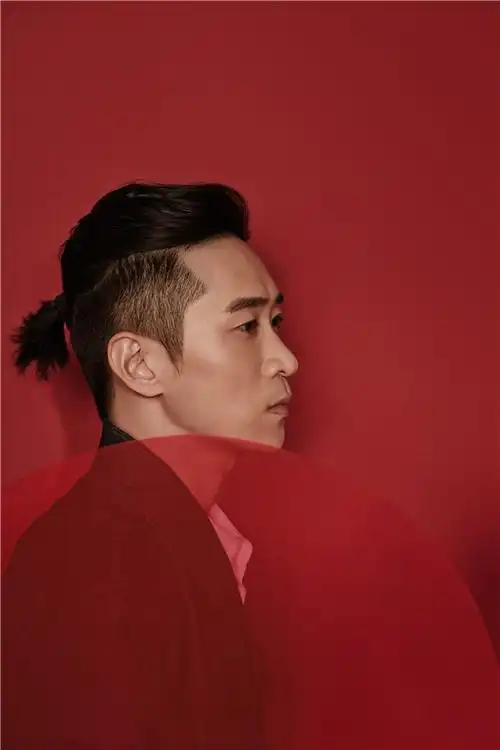 王宁漠系列写真惊艳曝光喜剧之外放任生长