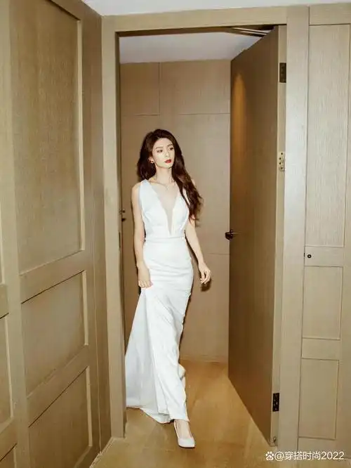 傅菁黑色礼服亮相,低丸子头慵懒迷人