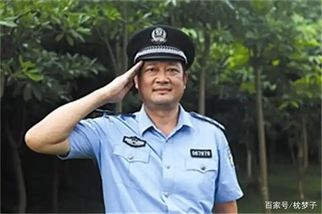 谭善爱退伍后成为了一名警察