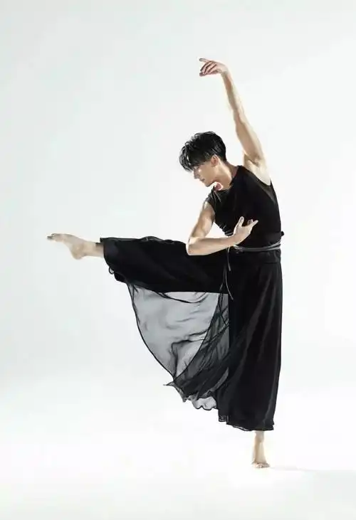 开启霸屏模式舞者出身有一种男神主要看气质