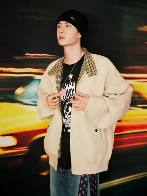 悠闲自在率性摩登,@uniq-王一博身穿米色夹克搭配休闲牛仔裤,头戴黑色