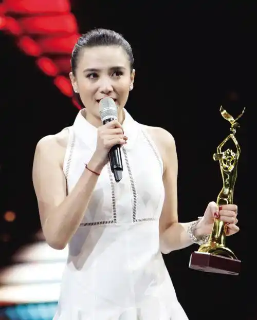 小宋佳情路坎坷,4段感情都成空,42岁未婚享受单身生活_陈龙_表演_爱情