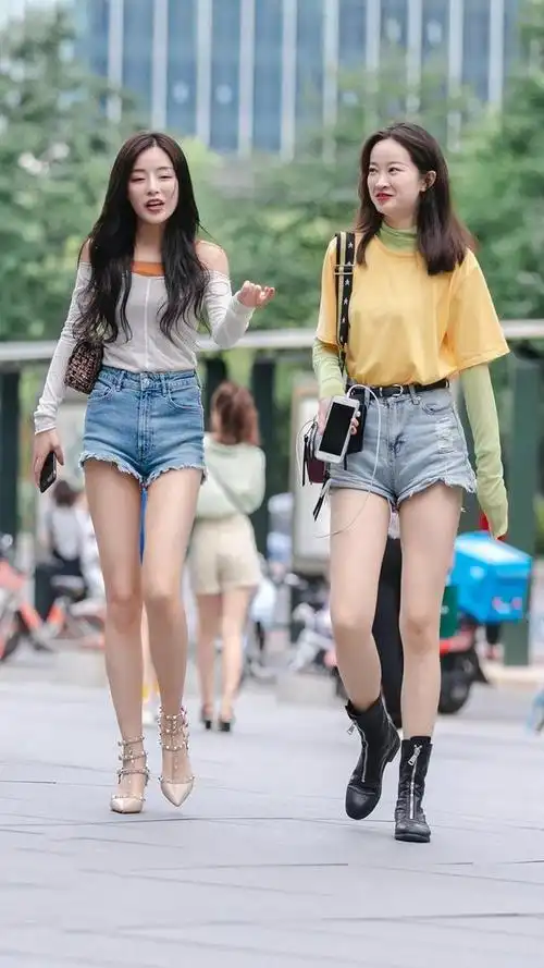 原创少女穿热裤果然是夏季大招超短裤秀美腿视觉无解想不吸睛都难