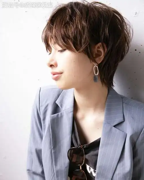 烫短发冷烫好还是热烫好?爱烫发的女生了解一下,免得被误导_发型