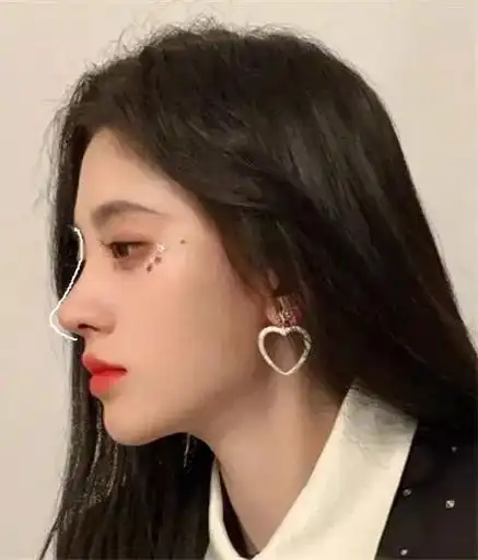 6年微调4次的鞠婧祎用她的透光鼻成功吸引了网友的注意